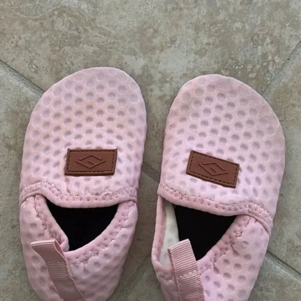 Pink Mesh Toddler Water Shoes Size 24-25 (size 9.5-10)
